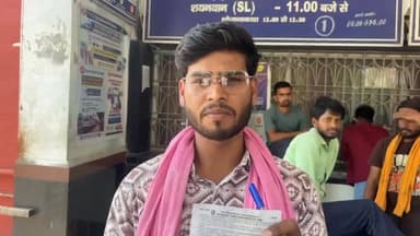 मोकामा रेलवे स्टेशन पर मोर के निवासी सिद्धार्थ कुमार के द्वारा मंगलवार को दोपहर में तत्काल टिकट कटने के लिए एक नंबर पर न...