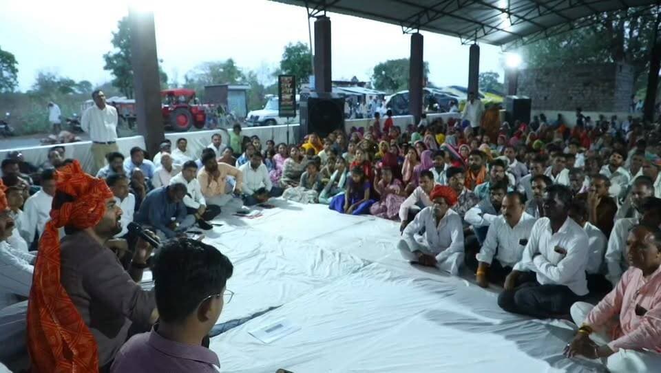 नीमच जिले के मनासा तहसील के ग्राम #टामोटी में मंगलवार को #रात्रि_चौपाल पर कलेक्टर श्री हिमांशु चंद्रा ने ग्रामीणों को वि...