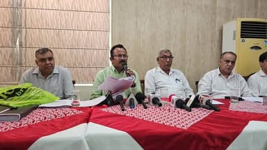 फरीदाबाद में बिल्डर द्वारा करोड़ों रुपये के
कथित घोटाले का खुलासा —
#lakshayaindianews
#secter55
#gounchhi
#satishfa...