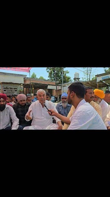 #नामांकन खारिज होने के 8 महीने के बाद एक बार फिर #आंदोलन पर बैठे ग्राम #सरौंजा के #ग्रामीण। #पटवारी, #तहसीलदार पर लगाए य...