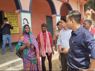उत्क्रमित मध्य विद्यालय बेला एवं उत्क्रमित मध्य विद्यालय कमलाबाड़ी में विद्यालय का निरीक्षण करते हुए जिलाधिकारी श्री आन...