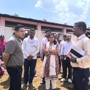 कलेक्टर श्री हर्षल पंचोली ने आज जनपद पंचायत अनूपपुर के भ्रमण के दौरान ग्राम दारसागर में शिवकंटक धाम गौशाला का निरीक्षण क...
