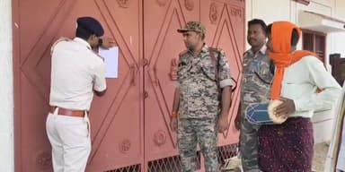गुमला पुलिस का बड़ा एक्शन,गढ़वा जिले के चिनियां में घर पर इश्तिहार और ढोल से मुनादी,नाबालिग उत्पीड़न मामले में फरार आरोप...