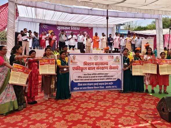 सुशासन तिहार 2026 : नर्राटोला में आयोजित जनसमस्या निवारण शिविर में उपस्थित लोगों ने नीर चेतना अभियान के तहत जल के विवेक...