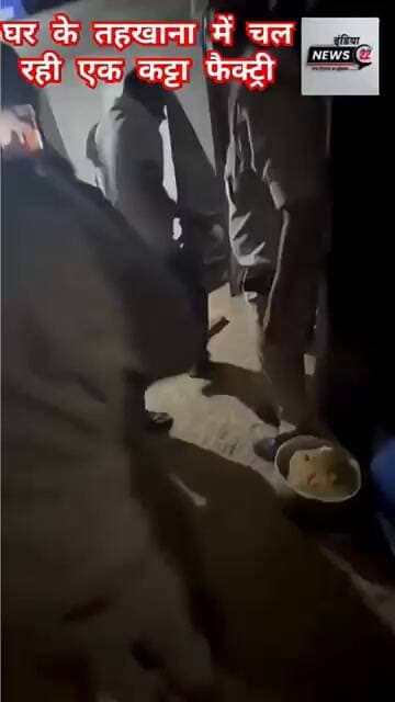 #मेरठ में #कपड़ों की #अलमारी के नीचे #घर के #तहखाना में चल रही एक #कट्टा #फैक्ट्री मिली