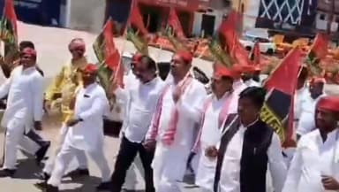 मुगलसराय में तोड़ी जा रही दुकानों के मुआवजे की मांग को लेकर सपाइयों ने चंदौली में किया जोरदार प्रदर्शन. निकाला जुलूस #Ch...