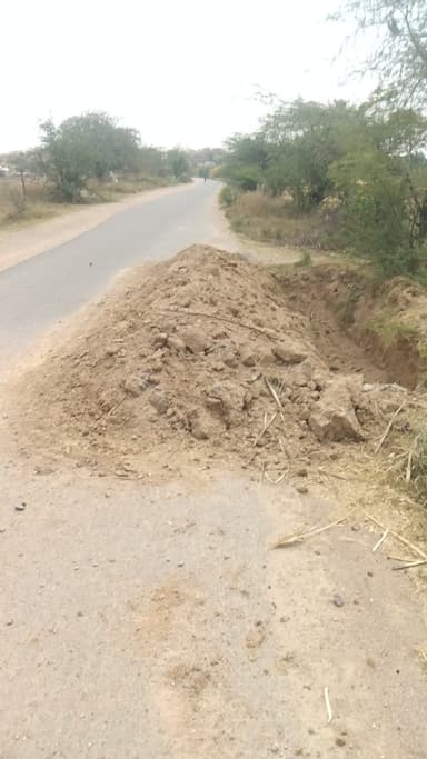 भितवार सांखनी गांव में सरकार का काम सरेआम महीनो से नीचा रोड पर गड्ढा खुदा पड़ा है मिट्टी raod पर है अगर हादसा हो गया तो