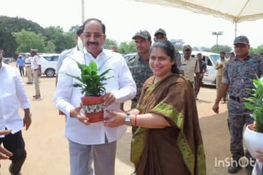 తెలంగాణ రాష్ట్ర వ్యవసాయ శాఖ మంత్రి తుమ్మల నాగేశ్వరరావుకు స్వాగతం పలికిన జిల్లా కలెక్టర్ సత్య శారద