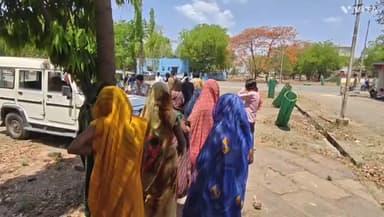 नागदा: पेट्रोल डालकर आग लगाने वाले आरोपी पति अनिल की मौत के बाद गुरुवार को जिला अस्पताल में जमकर हंगामा