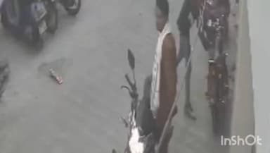 उज्जैन शहर: कमल कॉलोनी में घर के बाहर खड़ी बाइक को मिनटों में चुराकर बदमाश फरार, सीसीटीवी में कैद