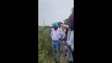 ਚਮਕੌਰ ਸਾਹਿਬ: ਪਿੰਡ ਬਹਿਰਾਮਪੁਰ ਜ਼ਿਮੀਦਾਰਾ ਵਿਖੇ ਵਿਧਾਇਕ ਡਾਕਟਰ ਚਰਨਜੀਤ ਸਿੰਘ ਵੱਲੋਂ ਸੜਕ ਦੇ ਨਾਲ ਬਣਨ ਵਾਲੀ ਤੇ ਰਿਟਨਿੰਗ ਦਾ ਕੰਮ ਕਰਵਾਇਆ ਸ਼ੁਰੂ