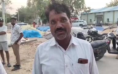 రామాయంపేట్: దాన్యం కొనుగోలు కేంద్రంలో రైతులను వేధిస్తున్న లారీల కొరత
