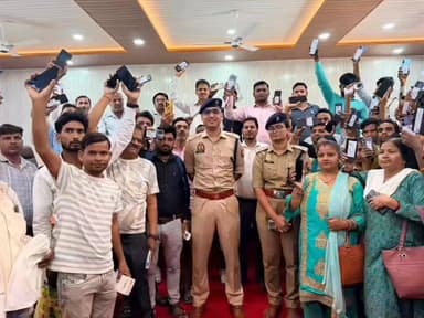 चोरी हुई या गिर गए ऐसे कुल मिलाकर 171 मोबाइल पुलिस ने किया बरामद सौंप दिए उनके मालिकों को #UPGovernment # # #shahjahanp...
