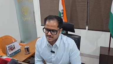 #चित्रकूट
जिलाधिकारी पुलकित गर्ग द्वारा मंदाकिनी नदी में सुरक्षा के मद्देनजर आवश्यक जानकारी साझा की गई