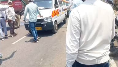 महू: चक्काजाम में फंसी एंबुलेंस, जाम खुलवाकर निकाला गया, घंटों तक लोग परेशान रहे
