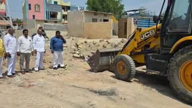 ఇబ్రహీంపట్నం: శంషిగూడా డివిజన్ పరిధిలో అభివృద్ధి పనులను పరిశీలించిన మాజీ కార్పొరేటర్ దొడ్ల వెంకటేష్ గౌడ్