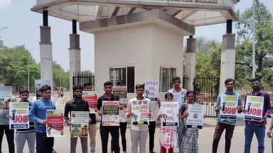 ಬಳ್ಳಾರಿ: ಉದ್ಯೋಗ ನೇಮಕಾತಿ ವಿಳಂಬದ ಹಿನ್ನೆಲೆ ನಗರದ ನಗರದ ಡಿಸಿ ಕಚೇರಿ ಬಳಿ, ಉದ್ಯೋಗಾಕಾಂಕ್ಷಿಗಳ ಹೋರಾಟ ಸಮಿತಿಯಿಂದ ಪ್ರತಿಭಟನೆ