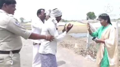 మంచిర్యాల: కాల్మొక్కుతాం, ధాన్యం కొనండి అంటూ తహశీల్దార్ కాళ్లు మొక్కిన రైతు