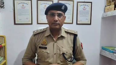 थाना भमोरा #bareillypolice द्वारा हत्या के अभियोग का सफल अनावरण करते हुए वांछित अभियुक्त को चोरी किए गए ई-रिक्शा सहित गि...