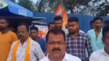 মাটিগাড়া: শিলিগুড়ি নিউ জলপাইগুড়ি স্টেশনে সিন্ডিকেট রাজের বিরুদ্ধে সোচ্চার হলেও বিজেপি কর্মী সমর্থকরা