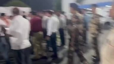 कोलकाता: सुवेंदु अधिकारी अपने निजी सचिव रंगनाथ रथ के परिवार से मिलने पहुंचे। उनकी पत्नी के विलाप पर फूट-फूट के रोये।
#ne...