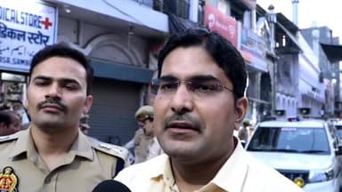 संभल। डीएम अंकित खंडेलवाल ने एसपी केके विश्नोई के साथ संभल में किया फ़्लैग मार्च।
#dmsambhal
#spsambhal #krishanvishnoi #...