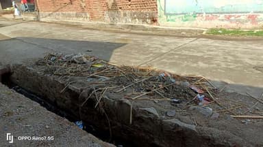 ग्राम सभा मुहारा कोई सफाई नहीं हो रही कैसे दे जाते हैं दलाली खा रहे हैं कोई सफाई नहीं हो रही