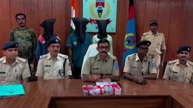 खूंटी: PLFI उग्रवादी संगठन के तीन सदस्य हथियार, पर्चे और मोबाइल फोन के साथ गिरफ्तार