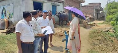 खिजरसराय में जनगणना को लेकर खुद फील्ड में उतरी प्रखंड विकास पदाधिकारी कुमारी सुमन,पहले चरण में मकान सूचीकरण किया जा रहा ...