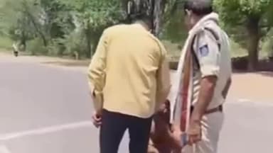 नौगांव: नौगांव थाने के बाहर युवक का अर्धनग्न प्रदर्शन, कार्रवाई न होने पर लगाई न्याय की गुहार, बीट प्रभारी पर रिश्वत का आरोप