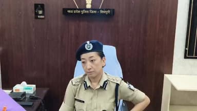 शिवपुरी-नवागत पुलिस अधीक्षक यांगचेन डोलकर भूटिया ने किया पदभार ग्रहण...
#monupradhan #shivpuri #shivpurisp मोनू प्रधान ...