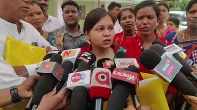 ନବରଙ୍ଗପୁର ପୋଲିସ ଷ୍ଟେସନ: ଜିଲ୍ଲା ପରିସଦ ବୈଠକ କୁ ବର୍ଜନ କରି ସହର ରେ ମତ ଦେଲେ ଜିଲ୍ଲା ପରିଷଦ ସଭ୍ୟା ଡ଼ଃ ଲିପିକା ମାଝୀ
