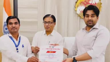 चितरंगी: सिंगरौली: राष्ट्रीय सम्मान पाने वाले बृजभूषण रैदास को कलेक्टर ने सौंपा प्रशस्ति पत्र