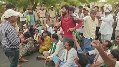 పాలకుర్తి: మక్కల కొనుగోలు చేపట్టాలని రాయపర్తిలో జాతీయ రహదారిపై రైతులతో కలిసి మాజీ మంత్రి ఎర్రబెల్లి దయాకర్ రావు ధర్నా
