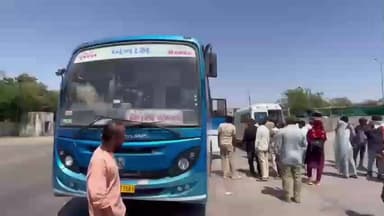 મોડાસા: શહેરમાં બસ સ્ટેશન પર ગરમીના પ્રકોપ વચ્ચે એક મુસાફર અચાનચ બેભાન થતા ૧૦૮ની મદદથી હોસ્પિટલ ખાતે ખસેડાયો