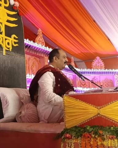 रांची के सुकुरहुटू स्थित फुटबॉल मैदान में आयोजित श्री शिव महापुराण कथा में आज श्रद्धालुओं को भक्ति, संस्कार और जीवन मूल्...