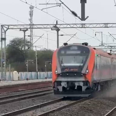 180 किलोमीटर प्रति घंटे की रफ्तार से जब वंदे भारत रेलवे स्टेशन से गुजरी, तो थर्रा गया पूरा इलाका! 🚆⚡
#वंदेभारत #भारतीयर...