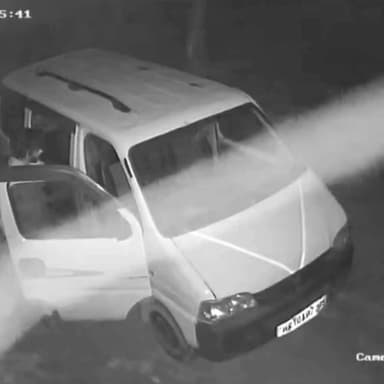 बापौली के मैंन बस अड्डे पर दुकान के पीछे खड़ी कर हुई चोरी चोर हुए सीसीटीवी कैमरे में कैद