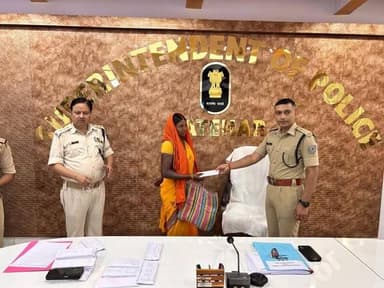 लातेहार पुलिस द्वारा साइबर अपराध पर लगातार कार्रवाई करते हुए CEIR पोर्टल के माध्यम से गुम हुए मोबाइल फोन बरामद किए जा रह...