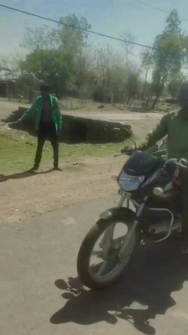 शाहनगर थाना क्षेत्र की बोरी चौकी अंतर्गत रैगुवां गांव में आरोपी द्वारा महिला के साथ मारपीट का वीडियो सामने आने पर पुलिस ...