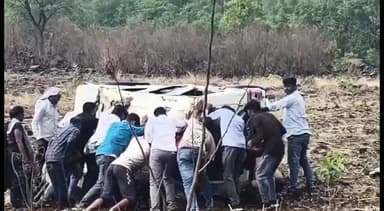 धनोरा: राहगीरों और ग्रामीणों ने वाहन सीधा कर, वाहन में दबे शख्स को निकाला