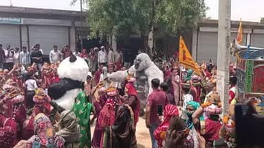 आज बानसूर के गांव फतेहपुर में बाबा श्याम जी के मूर्ति स्थापित पे अत्यंत सुंदर शोभा यात्रा ( रैली) निकाली गई।