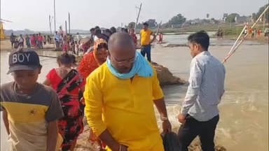 लखीसराय: प्रशासन के निर्देश की अनदेखी कर यज्ञ स्थल जा रहे श्रद्धालु, हुआ हादसा
