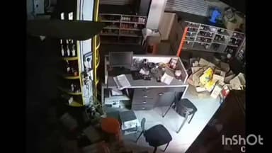 अंबरनाथ: बदलापूर मध्ये दारूच्या दुकानात शिरून दारूच्या बाटल्या व रोकड चोरी, घटना सीसीटीव्हीत झाली कैद