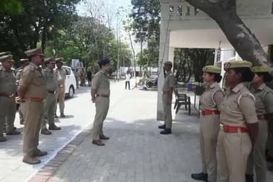 इटवा: वरिष्ठ पुलिस अधीक्षक ने थाना मोहाना के कार्यालय, हवालात, सीसीटीएनएस व अभिलेखों के रख-रखाव का किया निरीक्षण