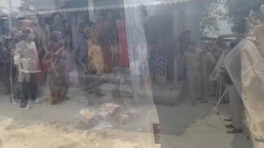 शराब का दुकान खुलवाने पहुंची थी पुलिस, महिलाओं ने कर दिया हम*ला,दरोगा के पैर तोड़ डाले,एसडीएम जा*न बचाकर भागे।