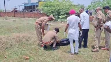 सासनी: घर से लापता युवक का शव कॉलोनी के पास मिलने से इलाके में मचा हड़कंप, मौके पर लगी लोगों की भीड़, सूचना पर पहुंची पुलिस