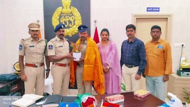 సూర్యాపేట: ఐఎఫ్ఎస్ సాధించిన కానిస్టేబుల్ కుమార్తెను సన్మానించిన జిల్లా ఎస్పీ నరసింహ