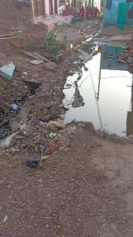 #nali jaam Hai road ke upar Pani bhara hua Hai aane jaane Wale vyaktiyon Ko dikkat ho rahi hai to idhar ka karya karaya