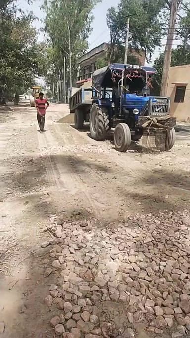 शिमला गुजरान में बनाई जा रही सड़क में घटिया सामग्री लगाने का ग्रामीणों ने लगाया आरोप कांग्रेस पार्टी के नेता बाबूराम कौश...